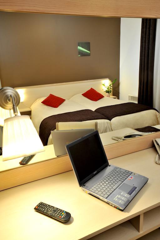 Brit Hotel Cherbourg Habitación foto